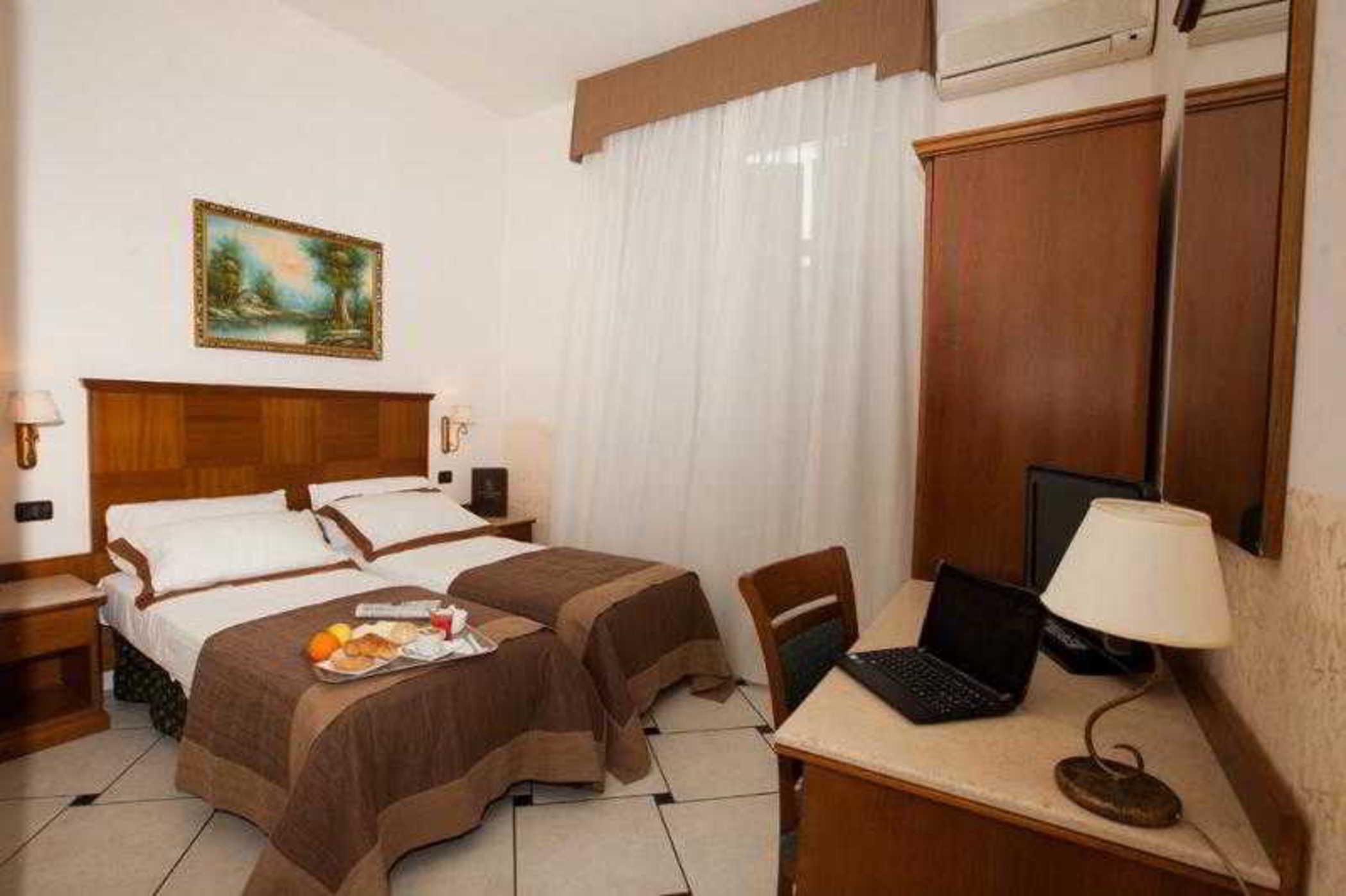 Hotel Garibaldi Napoli Esterno foto